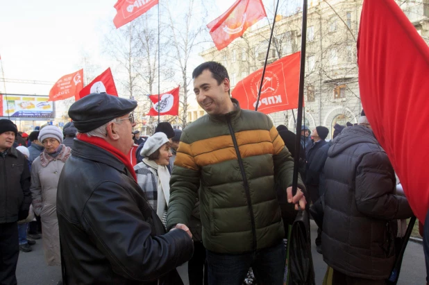 Шествие и митинг КПРФ в Барнауле по случаю 102-ой годовщины Октябрьской революции 