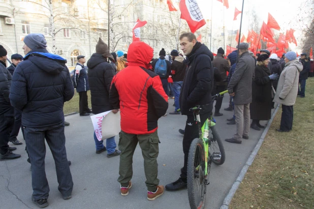 Шествие и митинг КПРФ в Барнауле по случаю 102-ой годовщины Октябрьской революции 