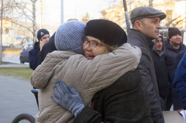 Шествие и митинг КПРФ в Барнауле по случаю 102-ой годовщины Октябрьской революции 