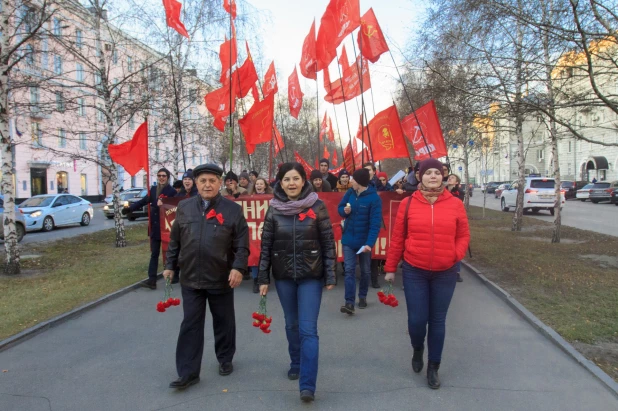 Шествие и митинг КПРФ в Барнауле по случаю 102-ой годовщины Октябрьской революции 