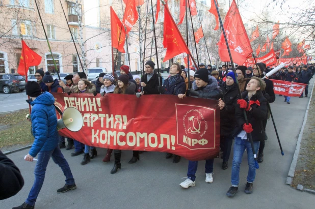 Шествие и митинг КПРФ в Барнауле по случаю 102-ой годовщины Октябрьской революции 