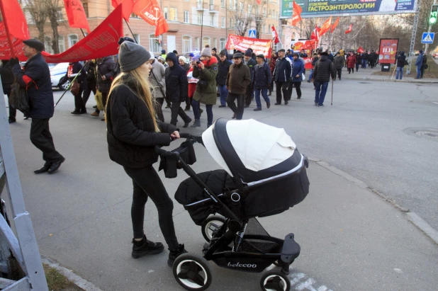 Шествие и митинг КПРФ в Барнауле по случаю 102-ой годовщины Октябрьской революции 