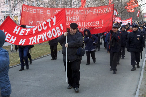 Шествие и митинг КПРФ в Барнауле по случаю 102-ой годовщины Октябрьской революции 