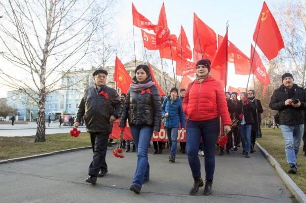 Шествие и митинг КПРФ в Барнауле по случаю 102-ой годовщины Октябрьской революции 