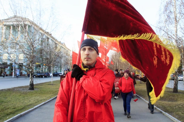 Шествие и митинг КПРФ в Барнауле по случаю 102-ой годовщины Октябрьской революции 