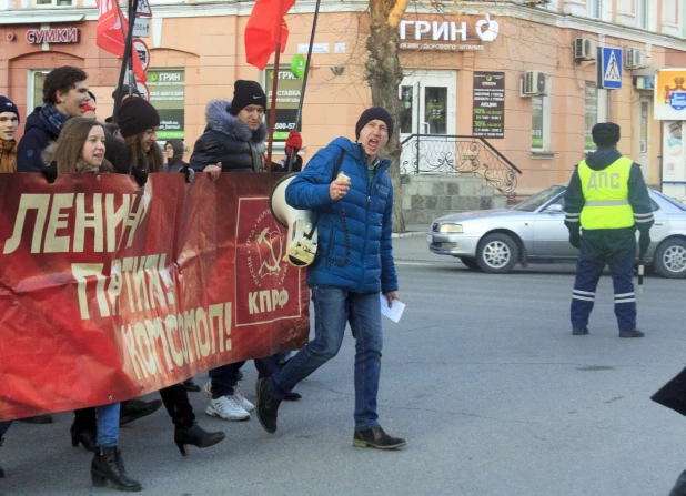 Шествие и митинг КПРФ в Барнауле по случаю 102-ой годовщины Октябрьской революции 