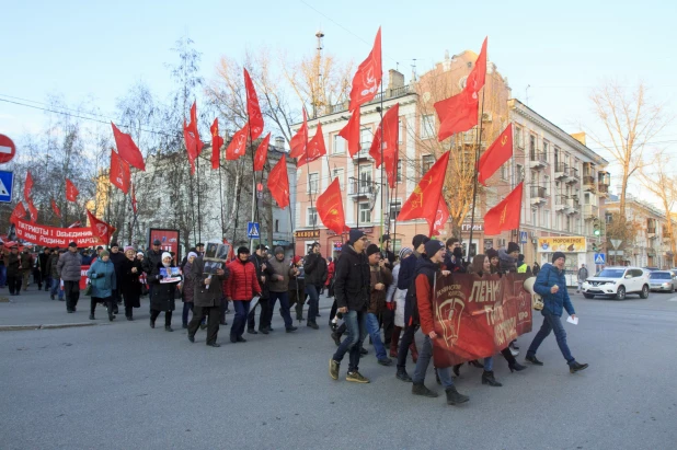 Шествие и митинг КПРФ в Барнауле по случаю 102-ой годовщины Октябрьской революции 