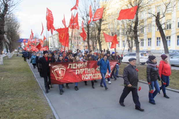 Шествие и митинг КПРФ в Барнауле по случаю 102-ой годовщины Октябрьской революции 