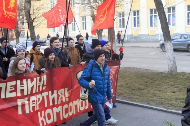 Шествие и митинг КПРФ в Барнауле по случаю 102-ой годовщины Октябрьской революции 