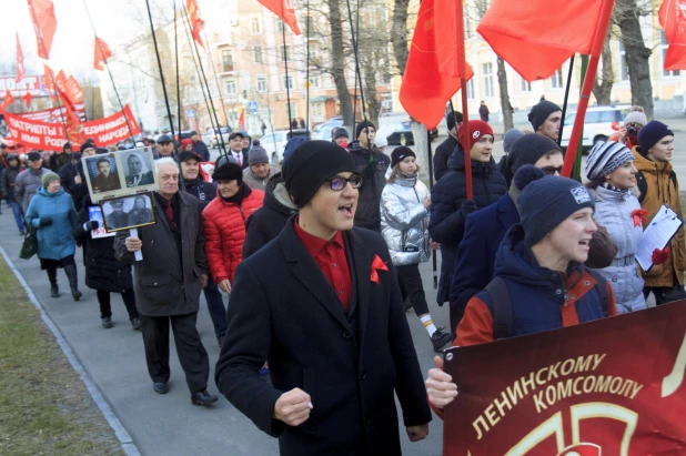 Шествие и митинг КПРФ в Барнауле по случаю 102-ой годовщины Октябрьской революции 