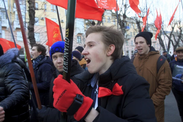 Шествие и митинг КПРФ в Барнауле по случаю 102-ой годовщины Октябрьской революции 