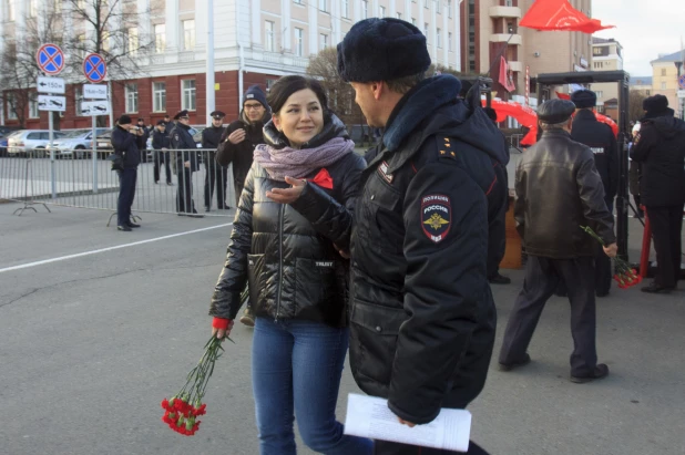 Шествие и митинг КПРФ в Барнауле по случаю 102-ой годовщины Октябрьской революции 