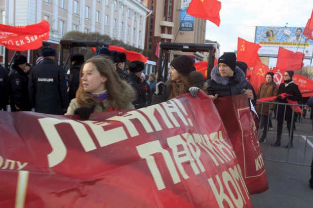 Шествие и митинг КПРФ в Барнауле по случаю 102-ой годовщины Октябрьской революции 