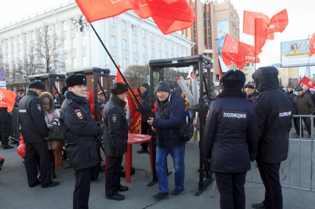 Шествие и митинг КПРФ в Барнауле по случаю 102-ой годовщины Октябрьской революции 