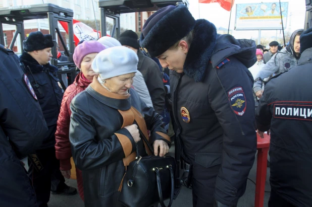 Шествие и митинг КПРФ в Барнауле по случаю 102-ой годовщины Октябрьской революции 