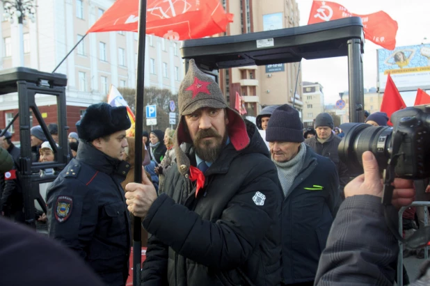 Шествие и митинг КПРФ в Барнауле по случаю 102-ой годовщины Октябрьской революции 