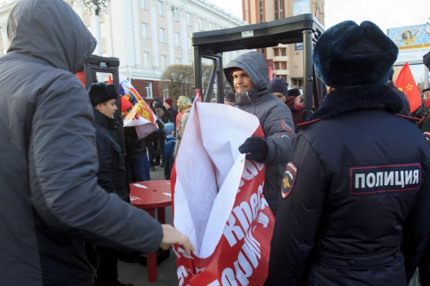 Шествие и митинг КПРФ в Барнауле по случаю 102-ой годовщины Октябрьской революции 