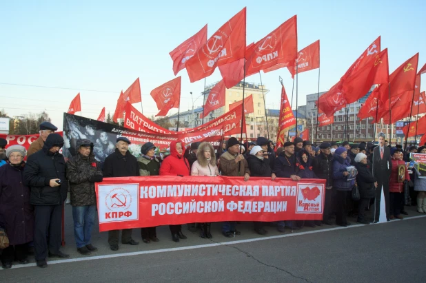 Шествие и митинг КПРФ в Барнауле по случаю 102-ой годовщины Октябрьской революции 