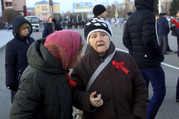 Шествие и митинг КПРФ в Барнауле по случаю 102-ой годовщины Октябрьской революции 