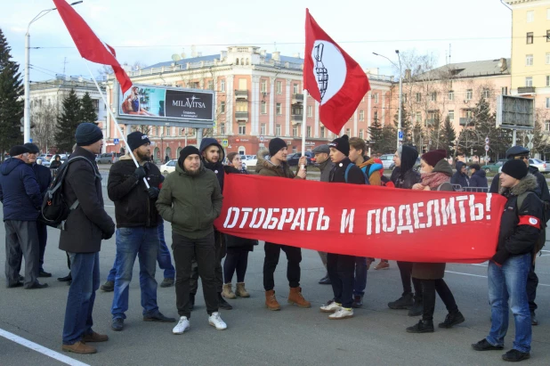 Шествие и митинг КПРФ в Барнауле по случаю 102-ой годовщины Октябрьской революции 