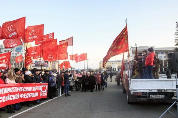 Шествие и митинг КПРФ в Барнауле по случаю 102-ой годовщины Октябрьской революции 