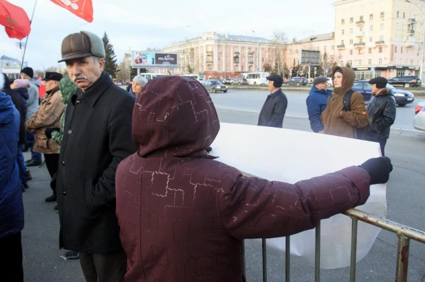 Шествие и митинг КПРФ в Барнауле по случаю 102-ой годовщины Октябрьской революции 