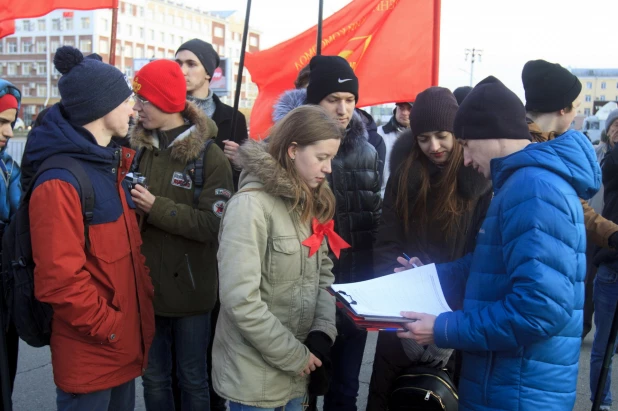 Шествие и митинг КПРФ в Барнауле по случаю 102-ой годовщины Октябрьской революции 