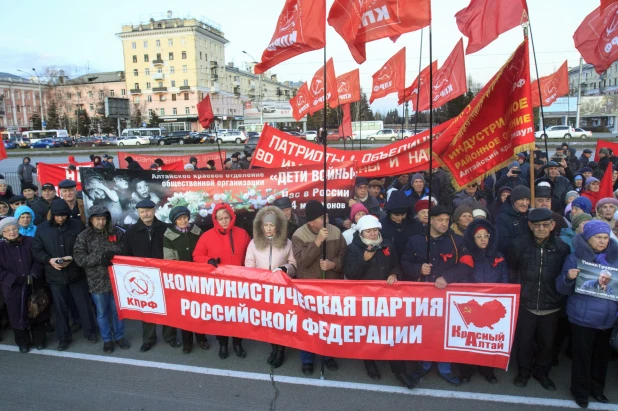 Шествие и митинг КПРФ в Барнауле по случаю 102-ой годовщины Октябрьской революции 