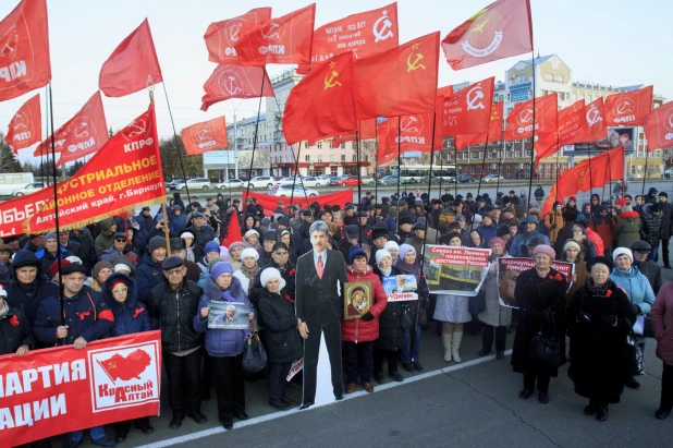 Шествие и митинг КПРФ в Барнауле по случаю 102-ой годовщины Октябрьской революции 