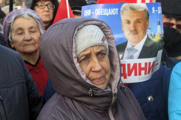 Шествие и митинг КПРФ в Барнауле по случаю 102-ой годовщины Октябрьской революции 