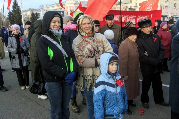 Шествие и митинг КПРФ в Барнауле по случаю 102-ой годовщины Октябрьской революции 