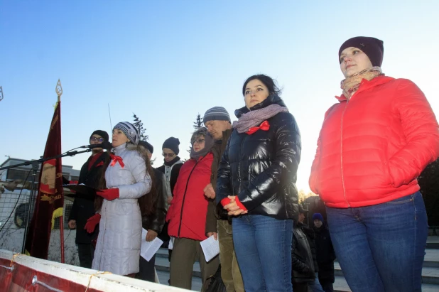 Шествие и митинг КПРФ в Барнауле по случаю 102-ой годовщины Октябрьской революции 