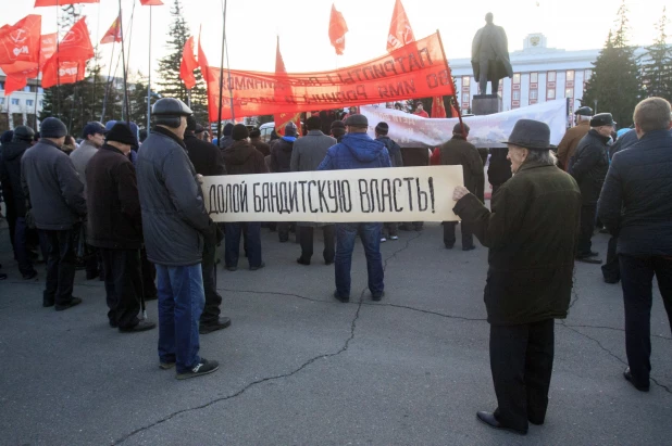 Шествие и митинг КПРФ в Барнауле по случаю 102-ой годовщины Октябрьской революции 