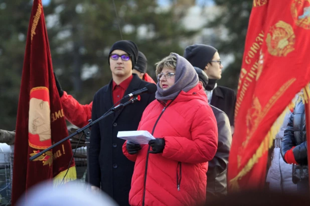 Шествие и митинг КПРФ в Барнауле по случаю 102-ой годовщины Октябрьской революции 