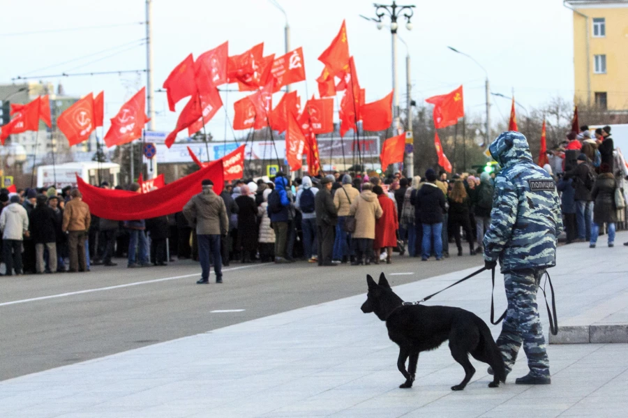 Шествие и митинг КПРФ в Барнауле по случаю 102-ой годовщины Октябрьской революции 