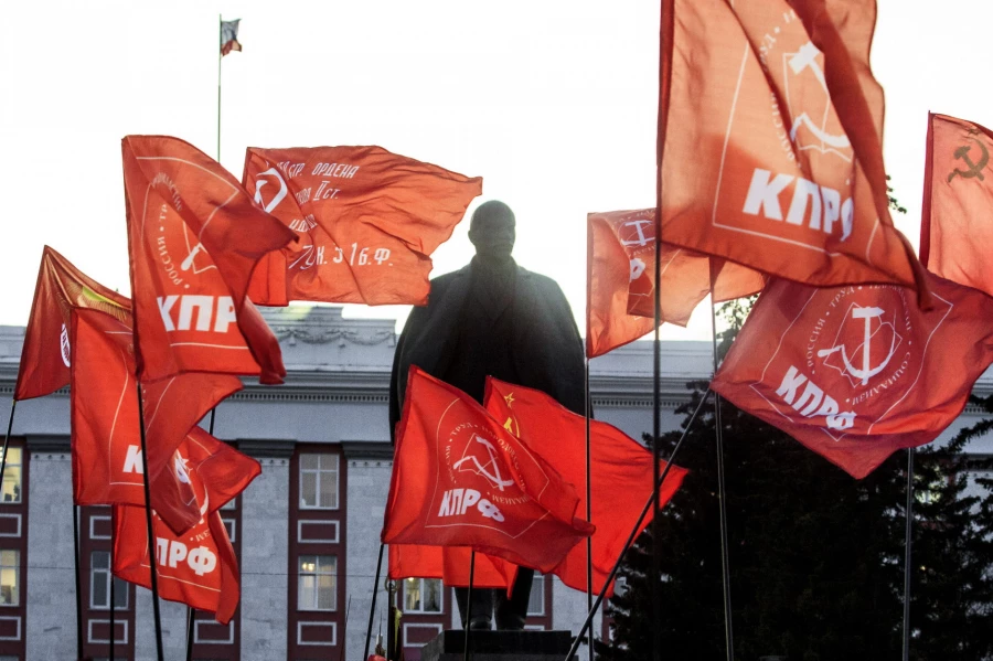Шествие и митинг КПРФ в Барнауле по случаю 102-ой годовщины Октябрьской революции 