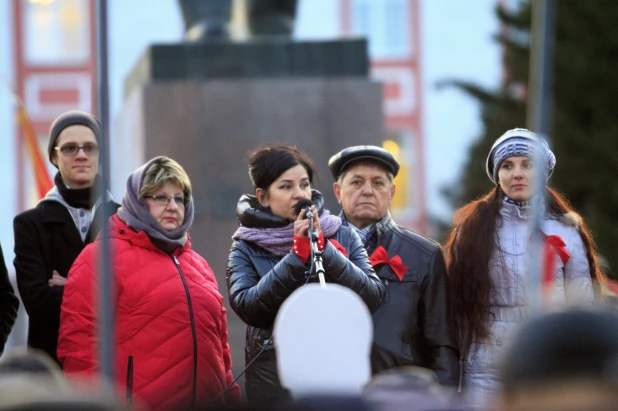 Шествие и митинг КПРФ в Барнауле по случаю 102-ой годовщины Октябрьской революции 