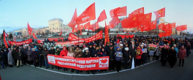 Шествие и митинг КПРФ в Барнауле по случаю 102-ой годовщины Октябрьской революции 