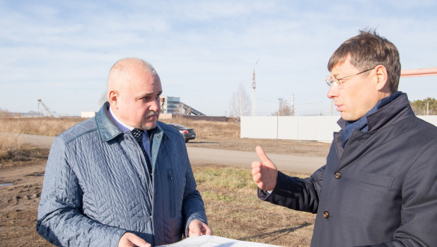 Сергей Цивилев и Евгений Ракшин осматривают площадку будущего логистического центра.