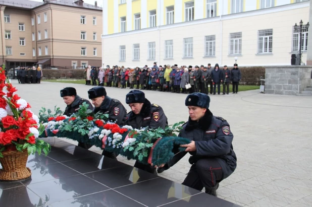 Алтайские полицейские почтили память погибших коллег.