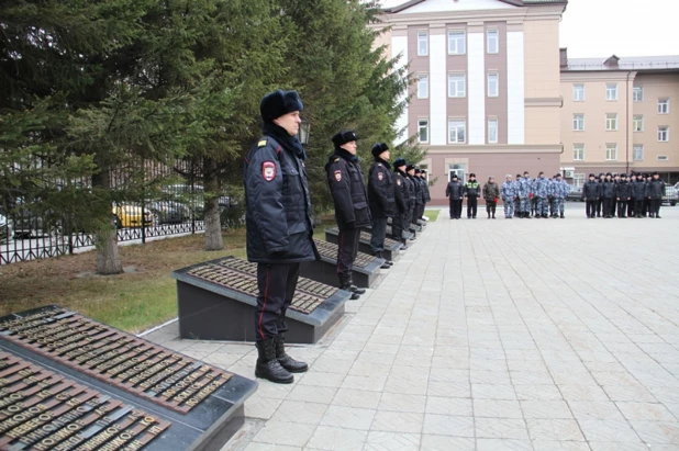 Алтайские полицейские почтили память погибших коллег.