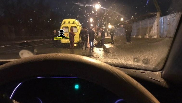 Автомобиль сбил пешехода в Барнауле. 