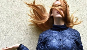 Девушка. Волосы. Глаза закрыты