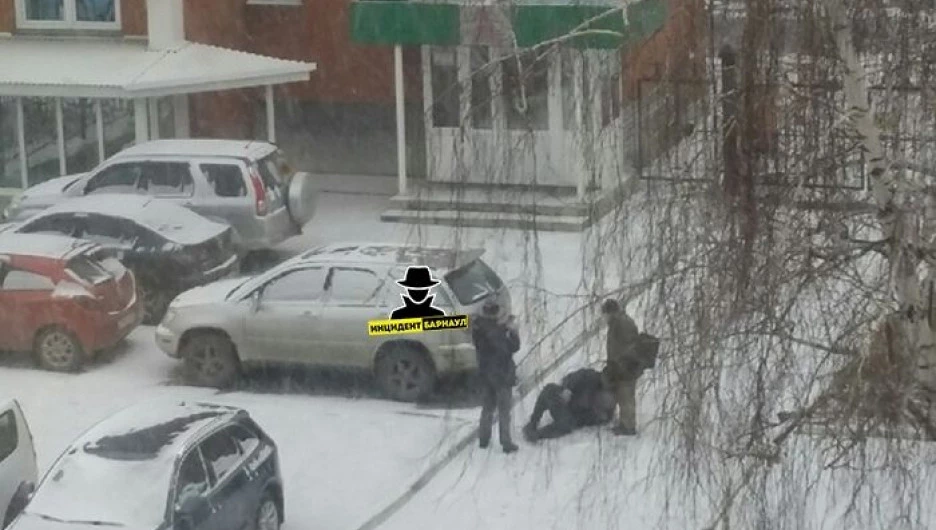 В Барнауле люди получили травмы на льду.