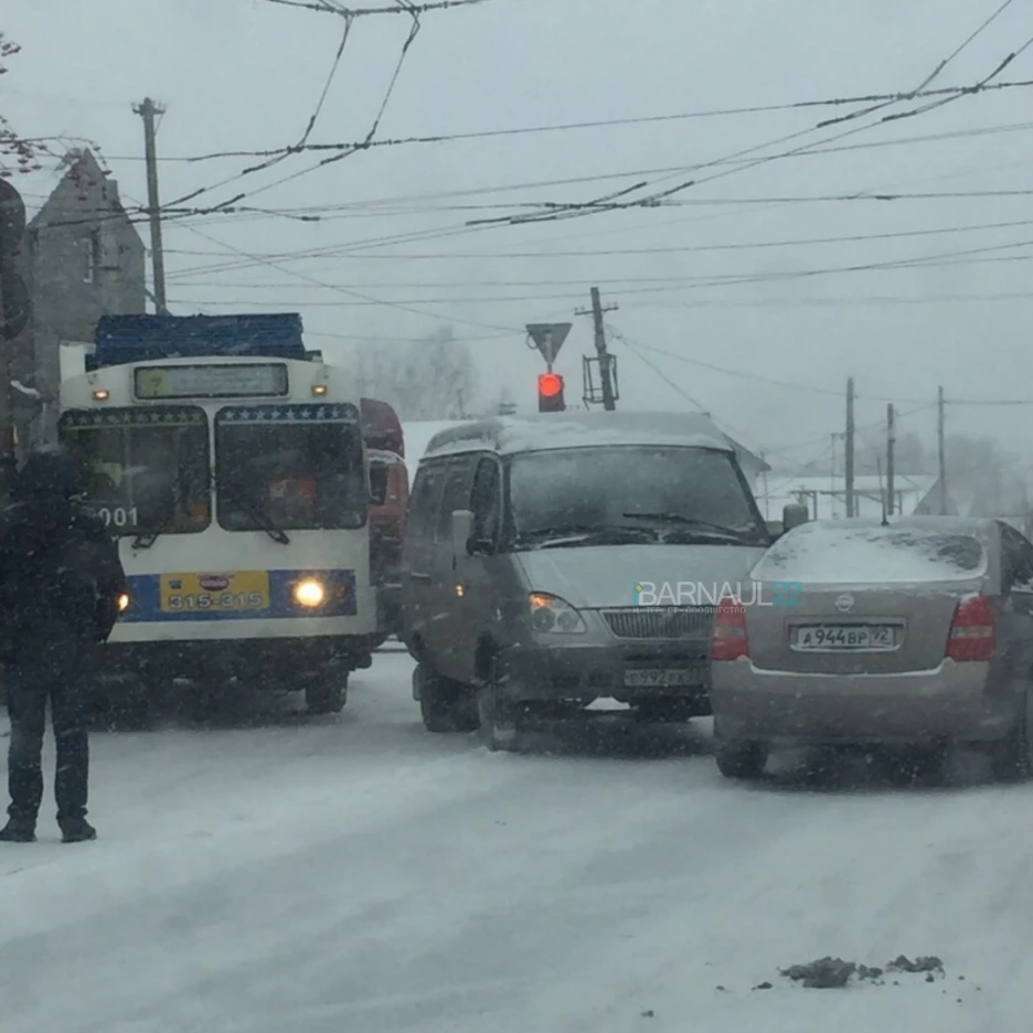 В первый снежный день в Барнауле разбиваются люди и автомобили