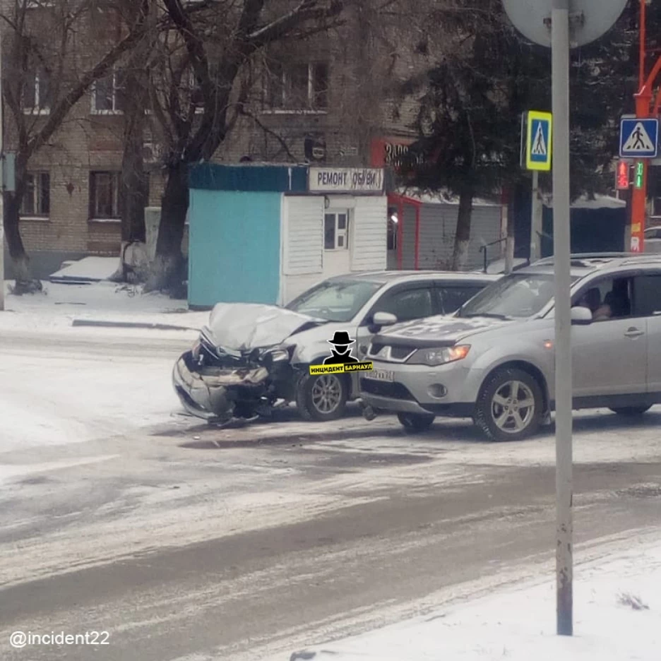 В первый снежный день в Барнауле разбиваются люди и автомобили