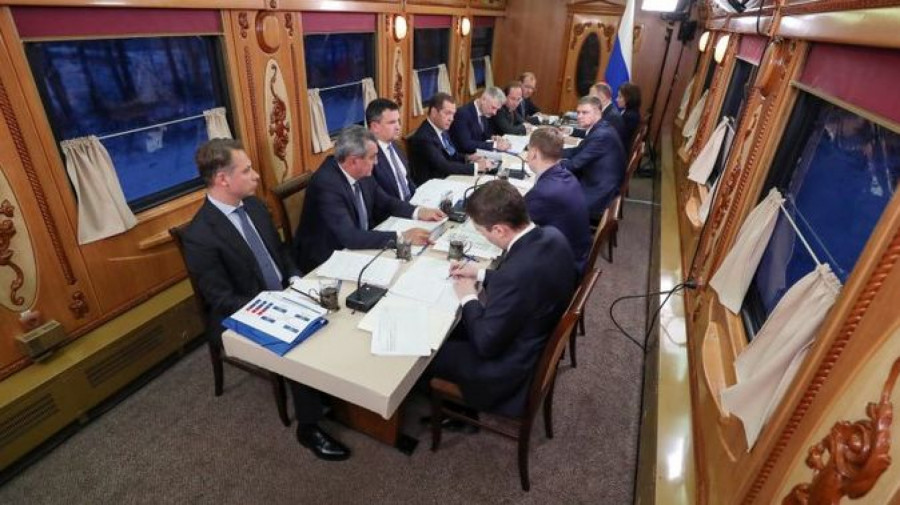 Дмитрий Медведев проводит совещание в спецпоезде, рейс Новосибирск-Барнаул.