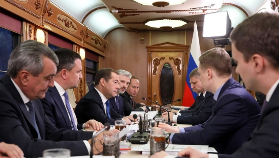 Дмитрий Медведев проводит совещание в спецпоезде Новосибирск-Барнаул.