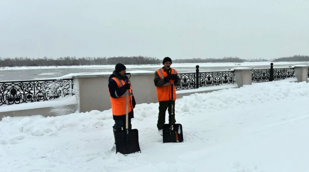 С набережной Оби в Барнауле увозят скамейки.