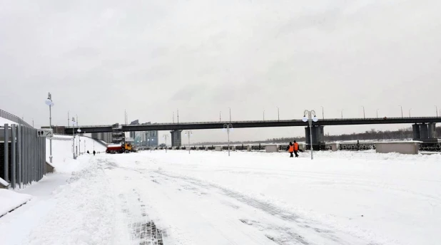 С набережной Оби в Барнауле увозят скамейки.